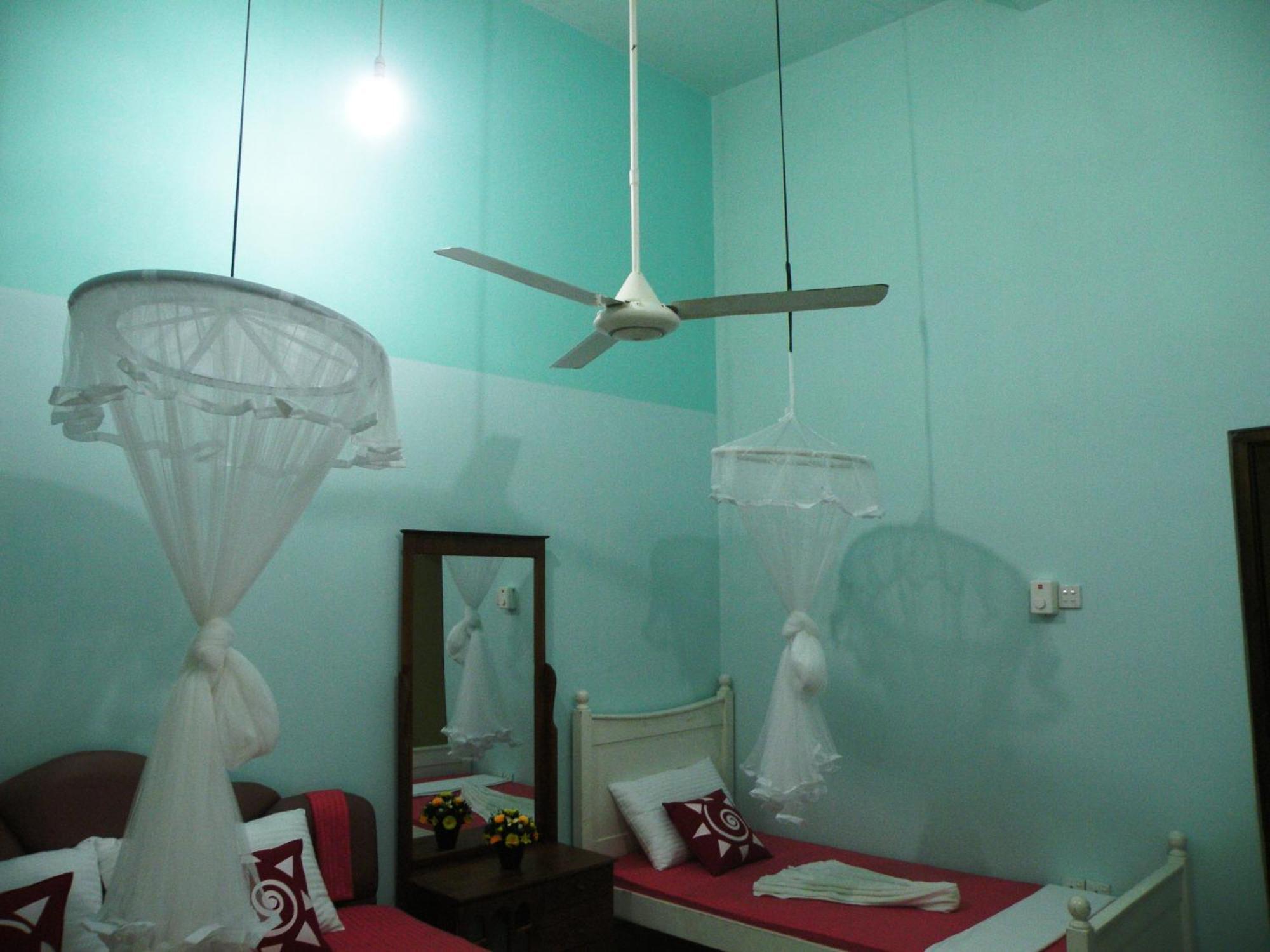 Henderson Airport Residence 니곰보 객실 사진
