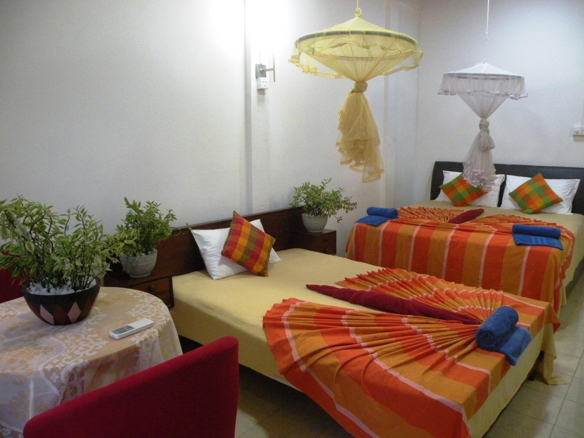Henderson Airport Residence 니곰보 객실 사진