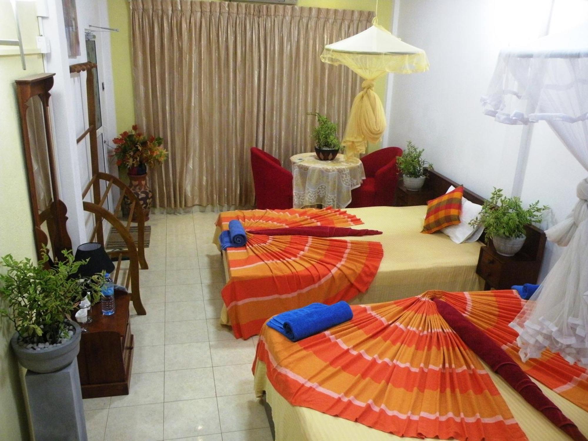Henderson Airport Residence 니곰보 객실 사진